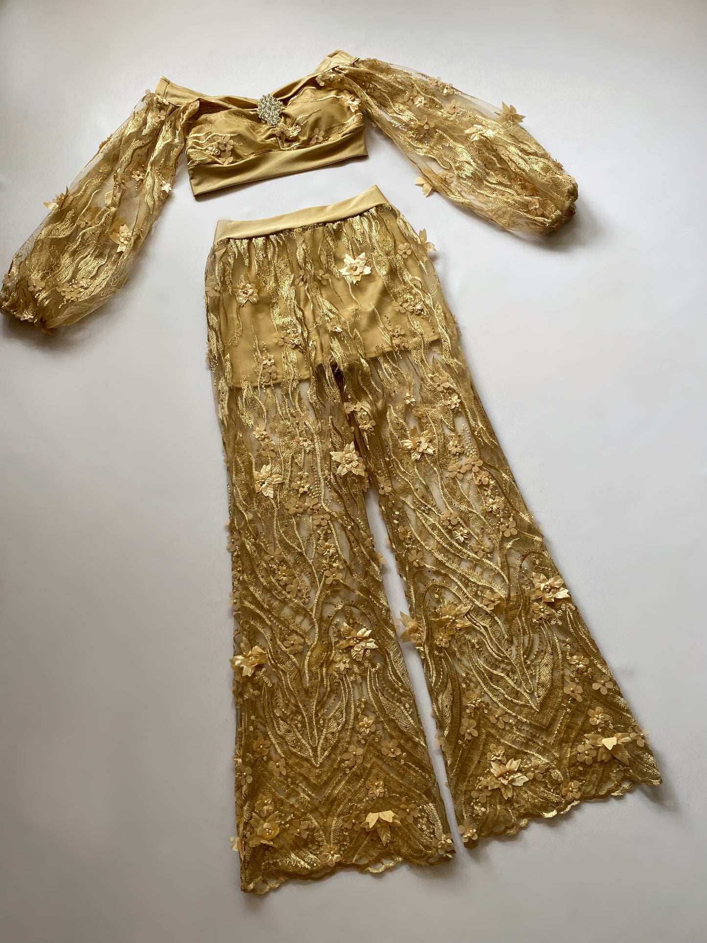 NIKITA Set in GOLD